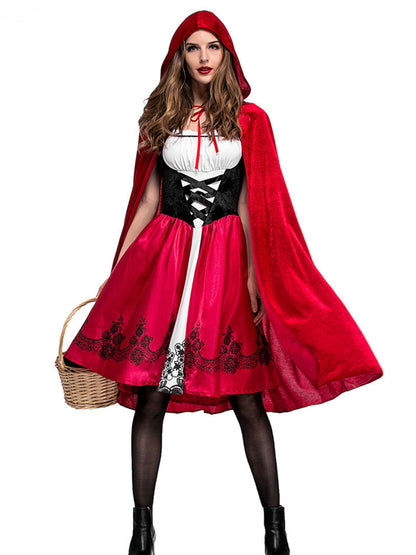Frau posiert im Rotkäppchen-Kostüm mit roter Kapuze